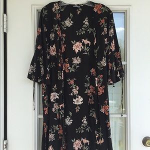 ✨Flower patterned black kimono✨